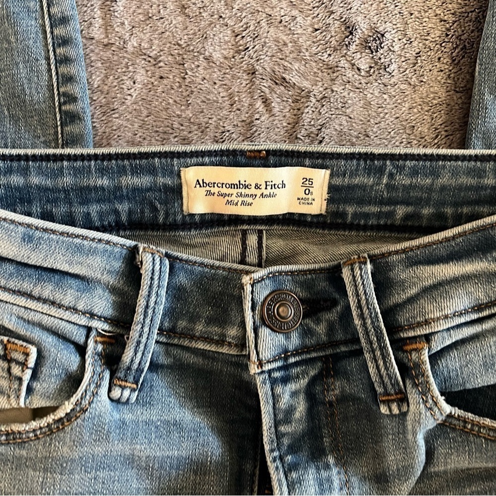 Abercrombie & Fitch Embroidered Skinny Jeans Mid-Rise - Picture 3 of 3